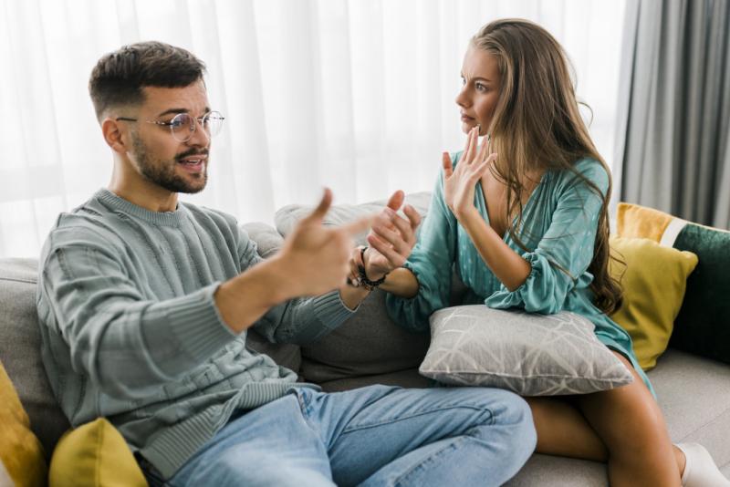 Igen, előfordulhat, hogy bizonyos helyzetekben nem érdemes beismerni a félrelépést. Például, ha a beismerés komoly következményekkel járna, mint a kapcsolat teljes szétesése vagy a partner érzelmi szenvedése, akkor lehet, hogy a titok megőrzése tűnik a jo