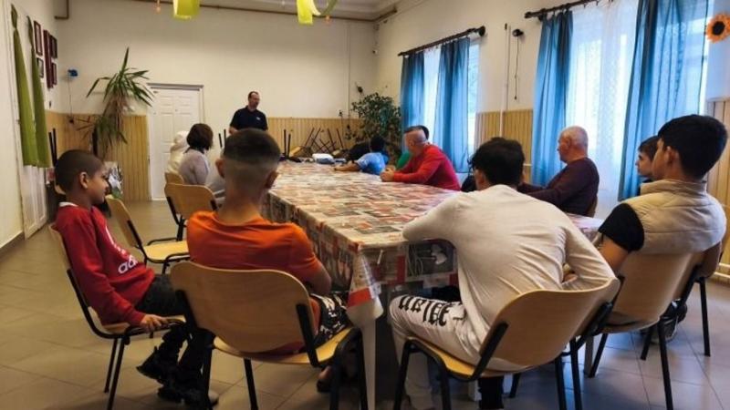 Rendőrök érkeztek a kaposvári gyermekotthonhoz, hogy biztosítsák a helyszínt és felderítsenek egy esetet.