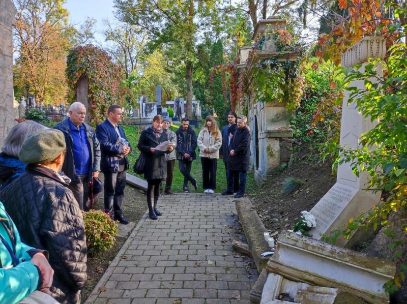 Gyertyát gyújtunk és imát mondunk a Kolozsvárról elhurcolt több ezer magyar civil emlékére, hogy emlékezzünk a múlt fájdalmára, és megőrizzük a történelmünkben élő hősök emlékét. Ezen az estén egyesítjük a szívünket és a lelkünket, hogy tiszteletünket fej