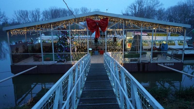 A Mikulás hajóval érkezik, hogy elhozza az ajándékokat!