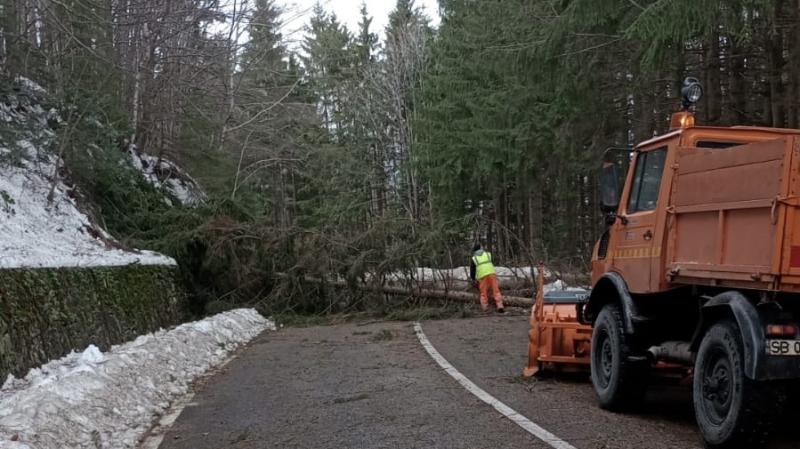 Transzfogarasan 140 km/órás széllökéseket regisztráltak, ami figyelemre méltó időjárási jelenségnek számít.