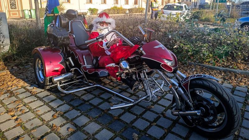 Motoros Mikulások indultak útnak Gyomaendrődön, hogy a nyeregbe pattanva varázsoljanak ünnepi hangulatot. A motorok zúgása és a piros ruhás Mikulások vidám arca igazi karácsonyi csodát teremtett a városban. A közösség együtt ünnepelte a jótékony akciót, a