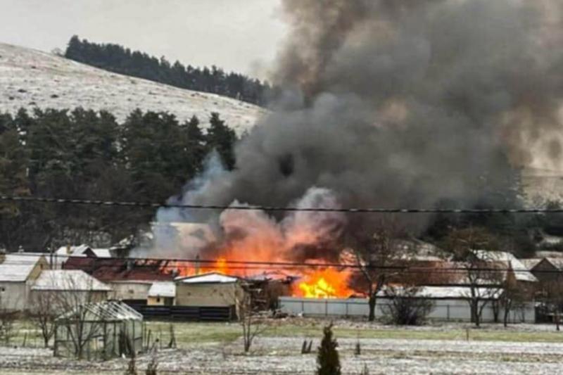 Az épületek súlyosan károsodtak, és számos állat is elpusztult a lángokban | Székelyhon