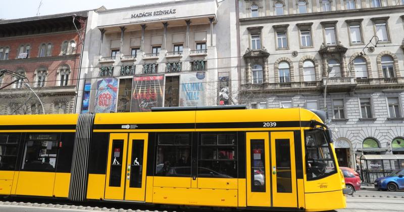 Szilveszter éjjel a BKK különleges járatai folyamatosan szelik a főváros utcáit, lehetővé téve, hogy a bulizók zavartalanul ünnepelhessenek az új év beköszöntével.