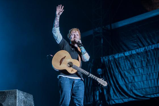 A diákok elképedve bámulták, amikor Ed Sheeran váratlanul felbukkant az iskola színpadán.