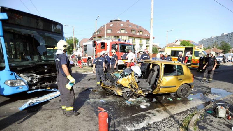 A Budapesten bekövetkezett baleset után a buszt feszítővágó segítségével kellett darabokra szedni.