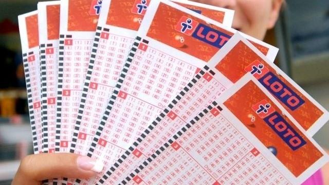 Félmillió eurós nyereménnyel gazdagodott egy szerencsés játékos a szlovákiai lottón, ami már idén a harmadik jelentős jackpot. A lottó izgalma továbbra is sokakat vonz, és a nagy nyeremények csak fokozzák a játék népszerűségét.