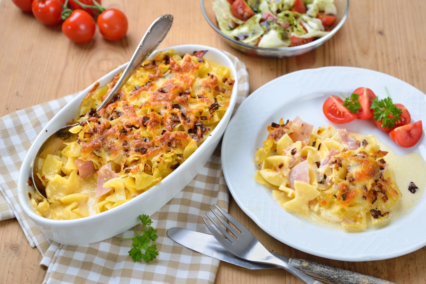 ### Sonkás tészta recept - Villámgyors és ízletes fogás a sütőből!

**Hozzávalók:**
- 250 g tészta (pl. penne vagy fusilli)
- 200 g sonka (vékonyra szeletelve)
- 200 g reszelt sajt (például mozzarella vagy cheddar)
- 2 dl tej
- 2 tojás
- 1 teáskanál só
- 