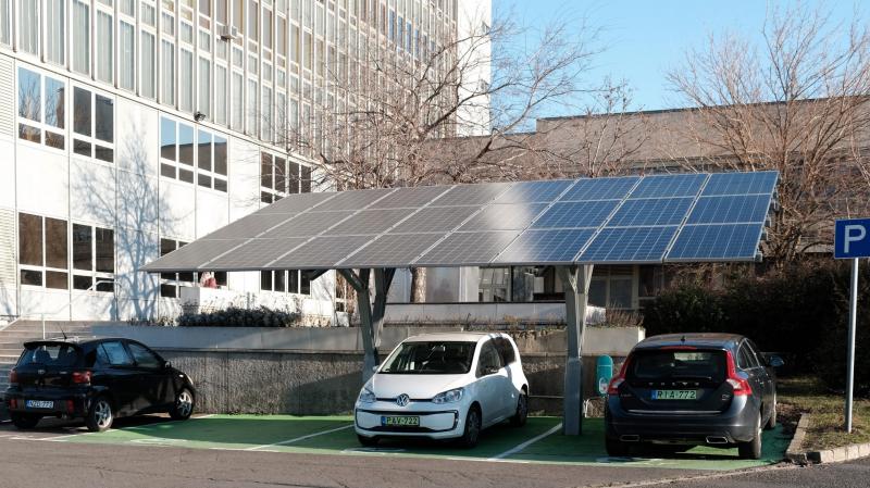 Megszűnik az elektromos autók ingyenes parkolási lehetősége.