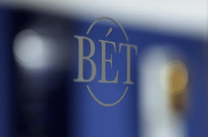 Tőzsdei események napközben, Augusztus 28. - A BUX index felfelé ível, köszönhetően az OTP és Richter részvények pozitív teljesítményének, míg a Mol részvényei csökkenést mutatnak.