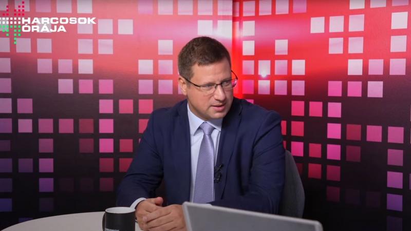Gulyás Gergely hangsúlyozta, hogy Orbán Viktor nem csupán a magyar érdekeket védi, hanem egyben az európai szempontokat is figyelembe veszi. A politikai vezető tevékenysége tehát nemcsak hazai, hanem nemzetközi szinten is jelentős hatással bír. A részlete