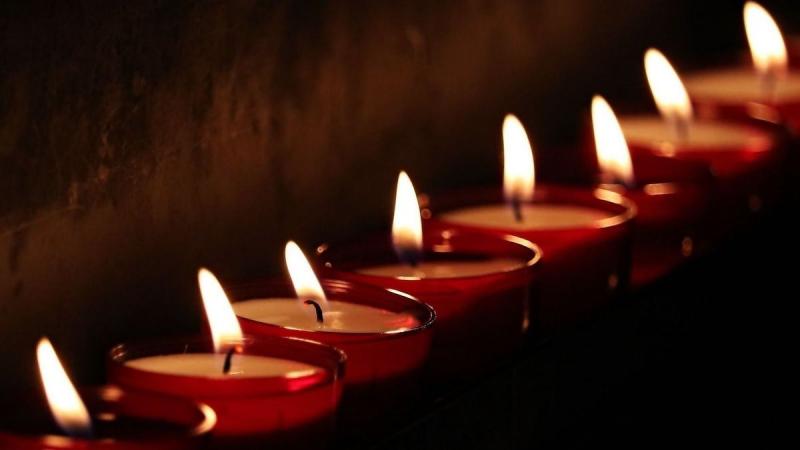 A műsorvezető tragikus végkimenetelű események közepette próbálta elkerülni a fegyveres rablók támadását. A menekülés során azonban egy váratlan baleset következtében három emeletnyi magasságból zuhant, ami sajnos végzetesnek bizonyult.