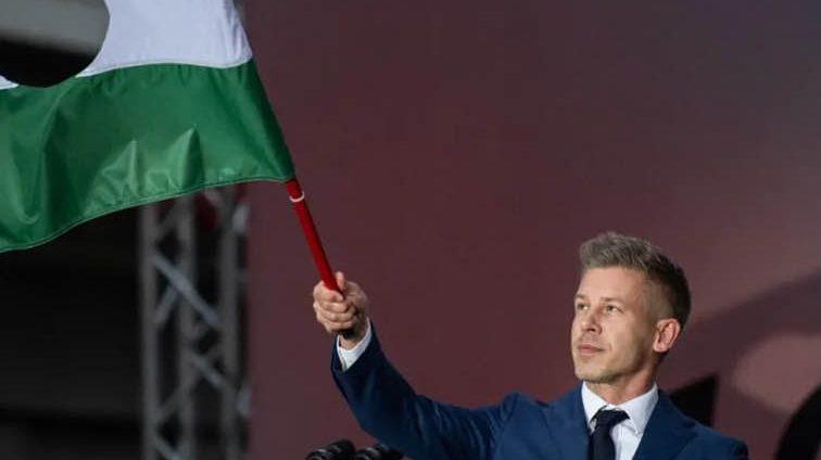 Magyar Péter a Békemenet buszain biztosít helyet a saját vidéki támogatóinak.