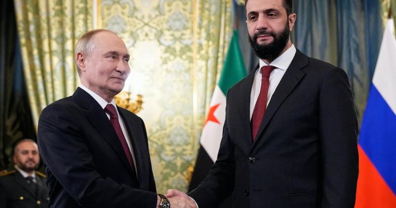 Vlagyimir Putyin a Kreml falai között fogadta Ahmed as-Saráát, a legfrissebb diplomáciai találkozó keretében. A megbeszélés célja a két fél közötti kapcsolatok erősítése és a regionális stabilitás előmozdítása volt. A találkozó során számos aktuális kérdé