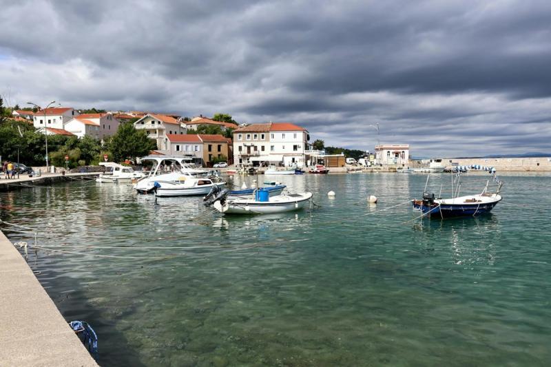 Idén Horvátországban rengeteg magyar turista töltötte a nyarát, a számok pedig igazán figyelemre méltóak. A gyönyörű tengerpartok és a lenyűgöző tájak vonzereje sokakat csábított a szomszédos országba, ahol a napfény és a kellemes időjárás mellett a helyi