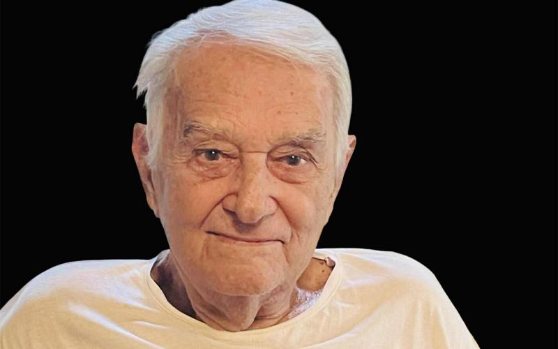 Otthon, csendben, a négy fal között,  
Verset mond magának, szívében egy hős,  
Hangja betölti a szobát, mint lágy szellő,  
Szavak táncolnak, mint egy szivárvány fénylő.
Egy-egy rímet suttog, lelkének mélyéből,  
Minden szóban ott bujkál az élet fénye,