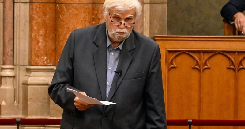Mellár Tamás a WC-papír példáján keresztül érvelt amellett, hogy Magyarország diktatórikus rendszerben működik. Az elemzése során a mindennapi élet apró részleteire hívta fel a figyelmet, ezzel is hangsúlyozva, hogy a látszólag jelentéktelen dolgok mögött