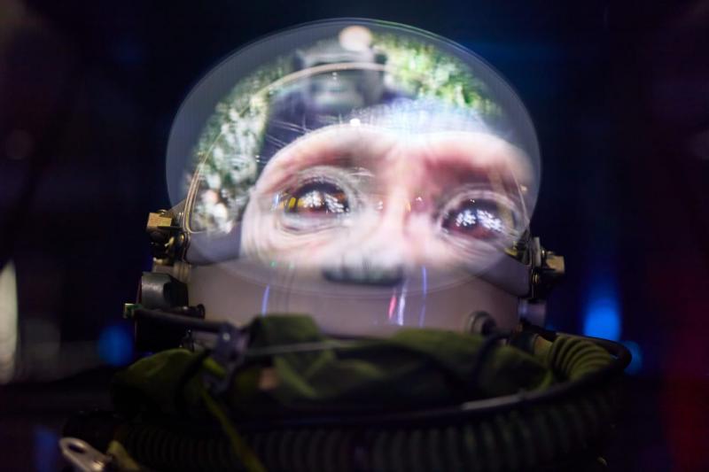 Lélegző gépek és az égből aláhulló eső cseppek - a Light Art Museum idei kiállítása a technológia és az élet határvonalán egyedi egyensúlyt teremt.