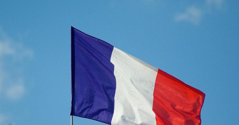 Egy autó behajtott a járókelők közé, ezzel tragikus támadást idézve elő Franciaországban.