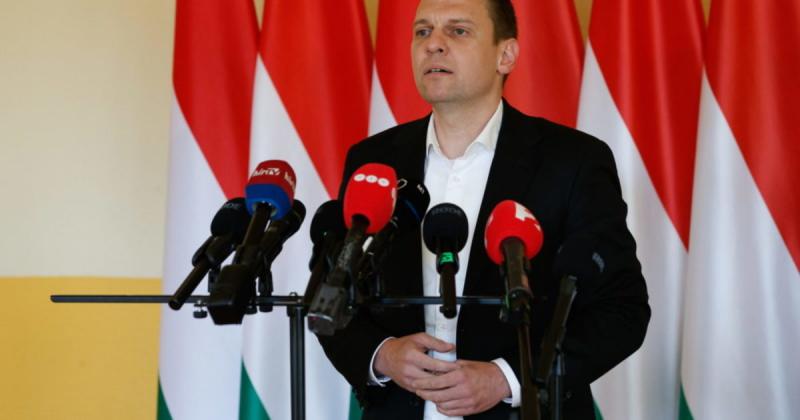 Menczer Tamás: Zelenszkij Magyarországot fenyegeti

A legutóbbi események során Menczer Tamás, a magyar külügyi tárca szóvivője, aggasztó kijelentéseket tett Volodimir Zelenszkij ukrán elnök magyarországra vonatkozó fenyegetéseivel kapcsolatban. A politik