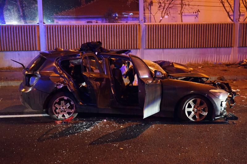 Szörnyű tragédia Budapest szívében: egy 18 éves fiatal életét vesztette, amikor egy menekülő jármű nekiütközött egy villanyoszlopnak. A rendőrségi üldözés súlyos következményekkel járt, és sokakban megdöbbenést keltett az eset. A környéken élők és a bales