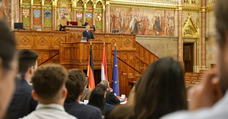 Kövér László szavaival élve, napjaink társadalmi diskurzusában két jelentős értékrend feszül egymásnak: az egészséges, normális szemlélet és az aztól eltérő, abnormalitást képviselő nézőpontok.