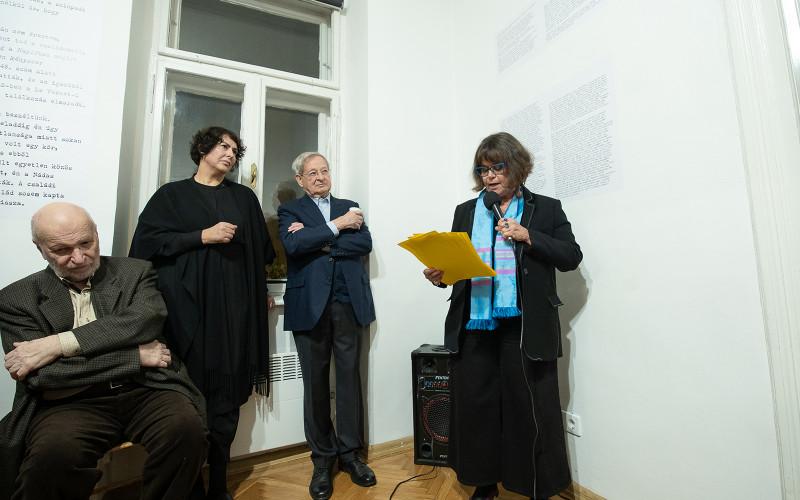 Bán Zsófia: Póthelyszínelés – Nádas Péter Helyszínelés című kiállításának különleges bemutatása

A Litera irodalmi portálon megjelenő írásban Bán Zsófia a Nádas Péter Helyszínelés című kiállítást elemzi, amely nem csupán művészeti élményt nyújt, hanem mél